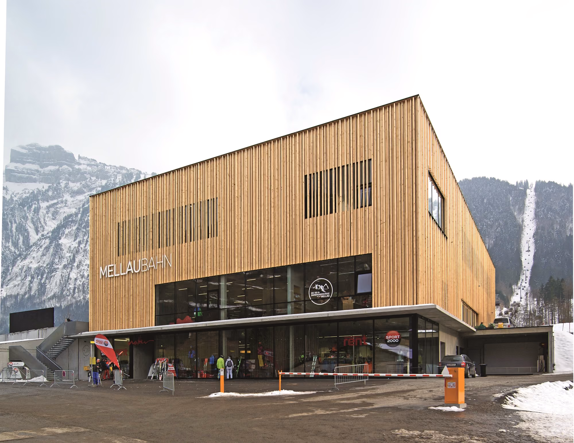 Holzverkleidete Mellaubahn-Talstation mit Shop