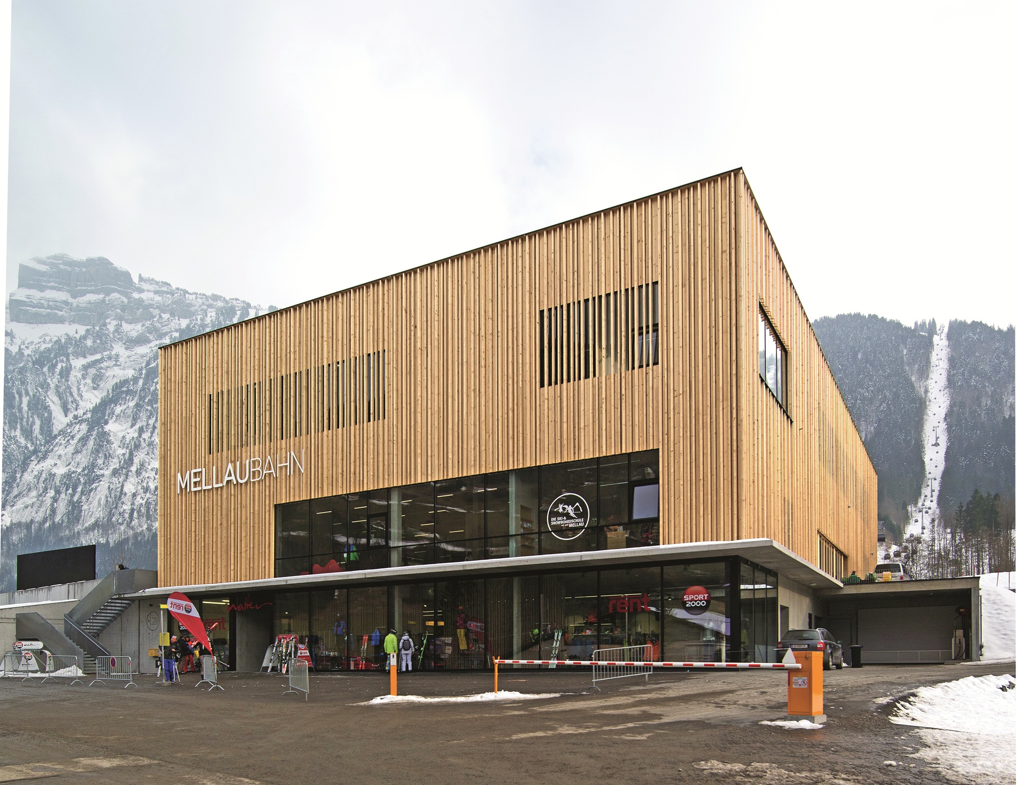 Holzverkleidete Mellaubahn-Talstation mit Shop