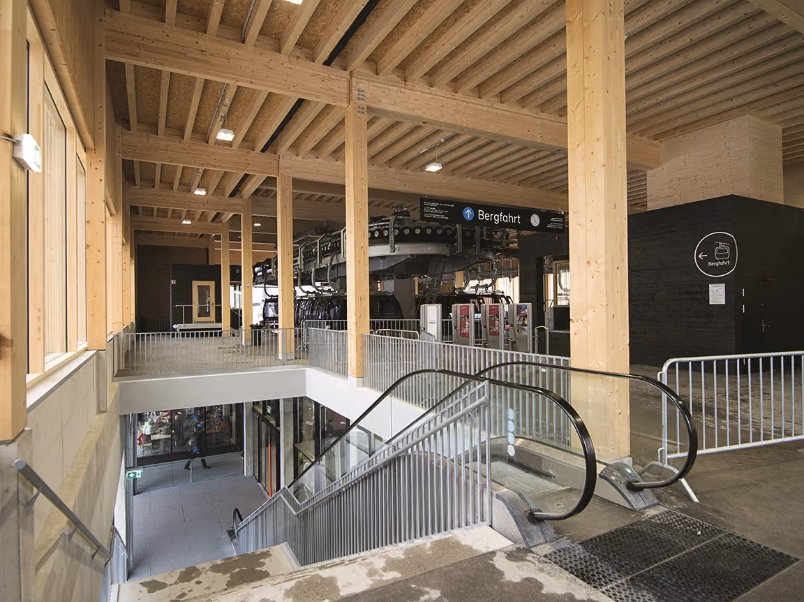 Mellaubahn-Station von innen mit Rolltreppe