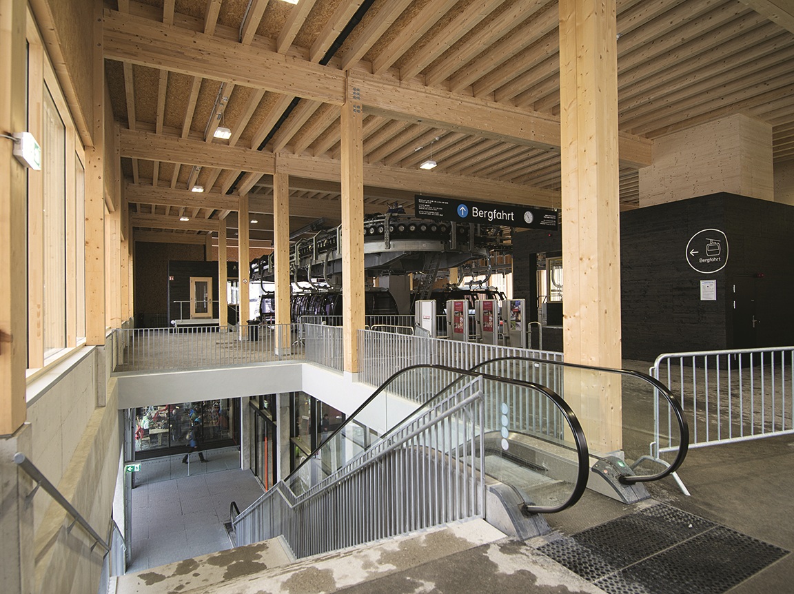 Mellaubahn-Station von innen mit Rolltreppe