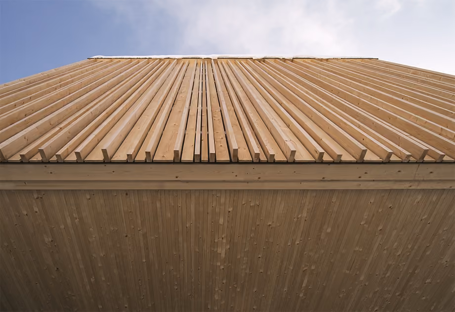 Details der Holzfassade der Mellaubahn-Station
