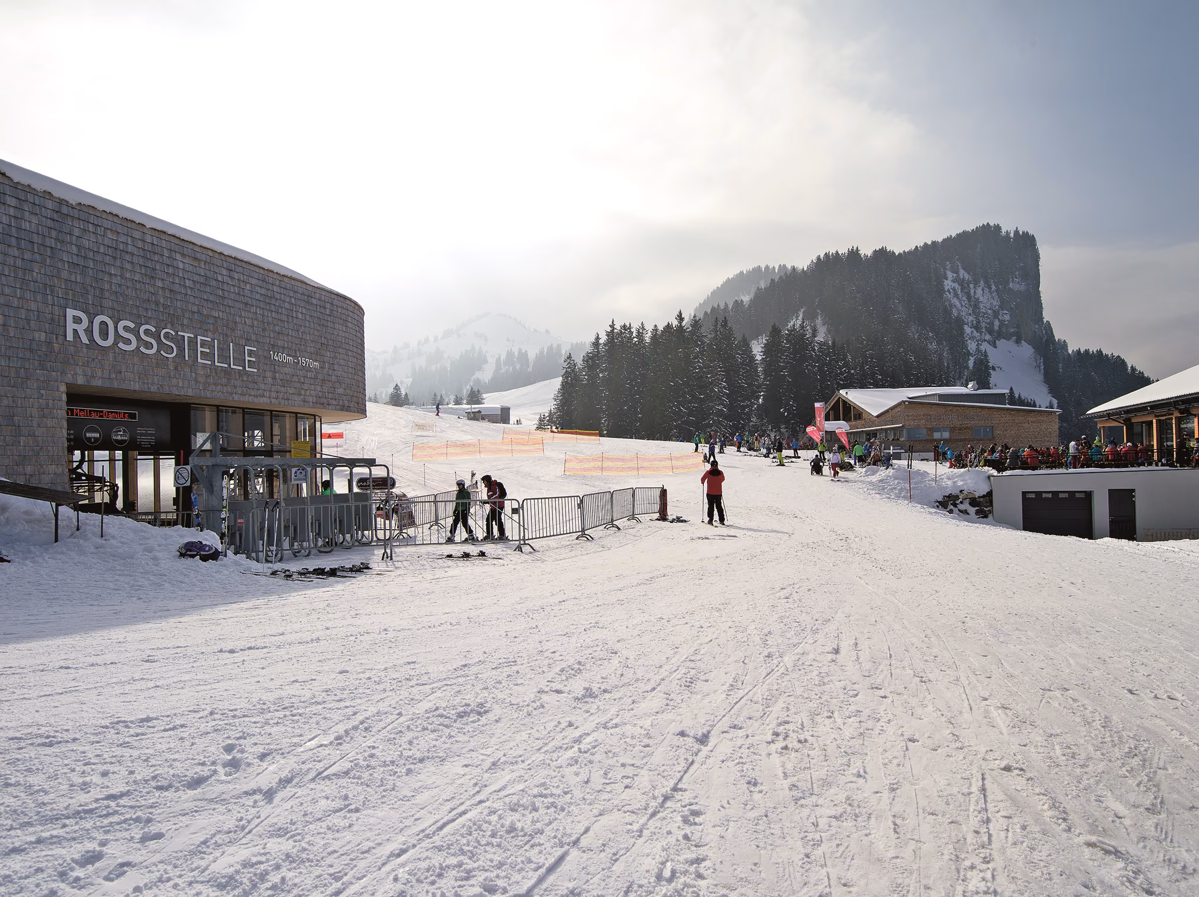 Skifahrer vor der Rossstelle Bergstation