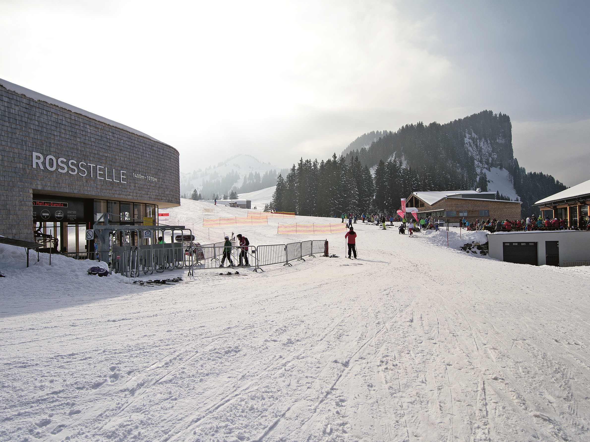 Skifahrer vor der Rossstelle Bergstation