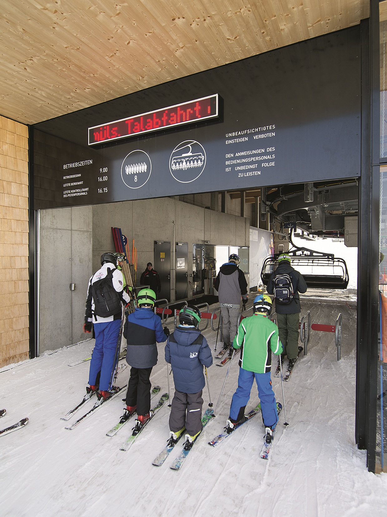 Skifahrer vor der Rosstelle Bergstation