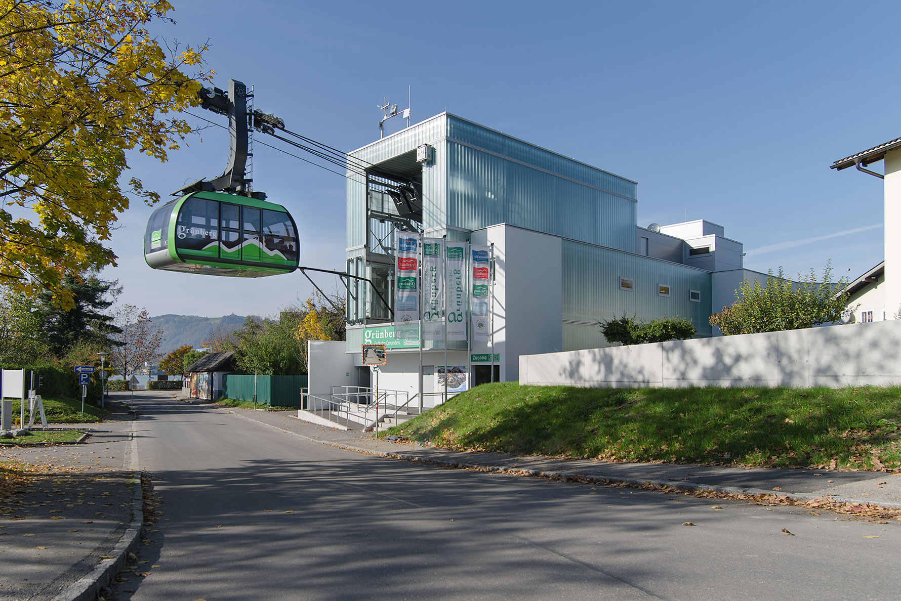 Grünberg-Seilbahn in Gmunden bei sonnigem Herbstwetter