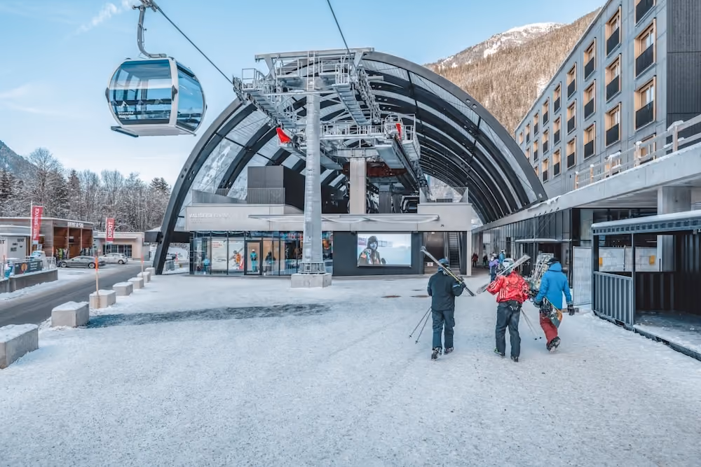 Skifahrer vor der Talstation der Valisera Bahn in winterlicher Landschaft.