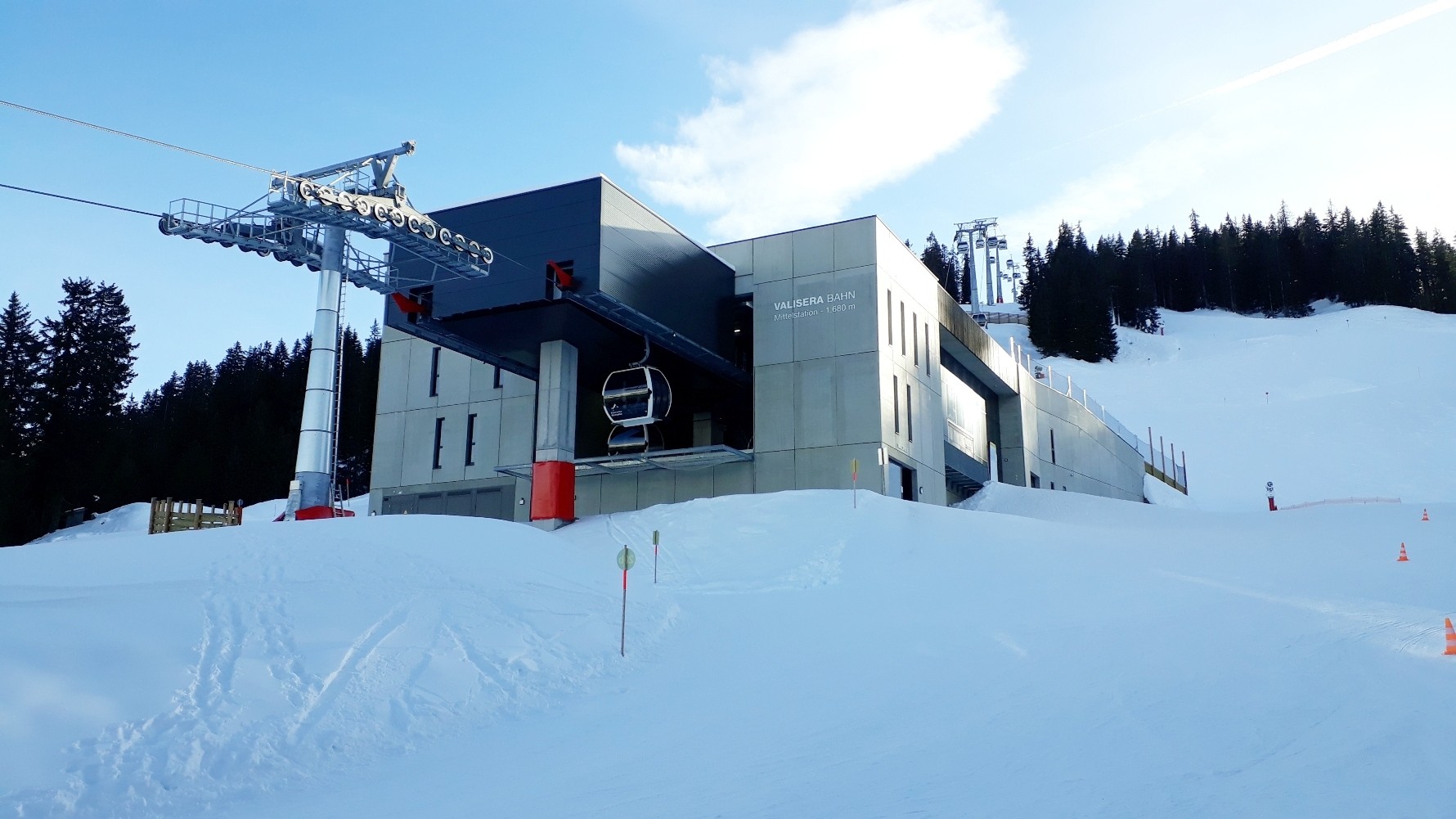 Mittelstation der Valisera Bahn im verschneiten Skigebiet auf 1.680 m Höhe