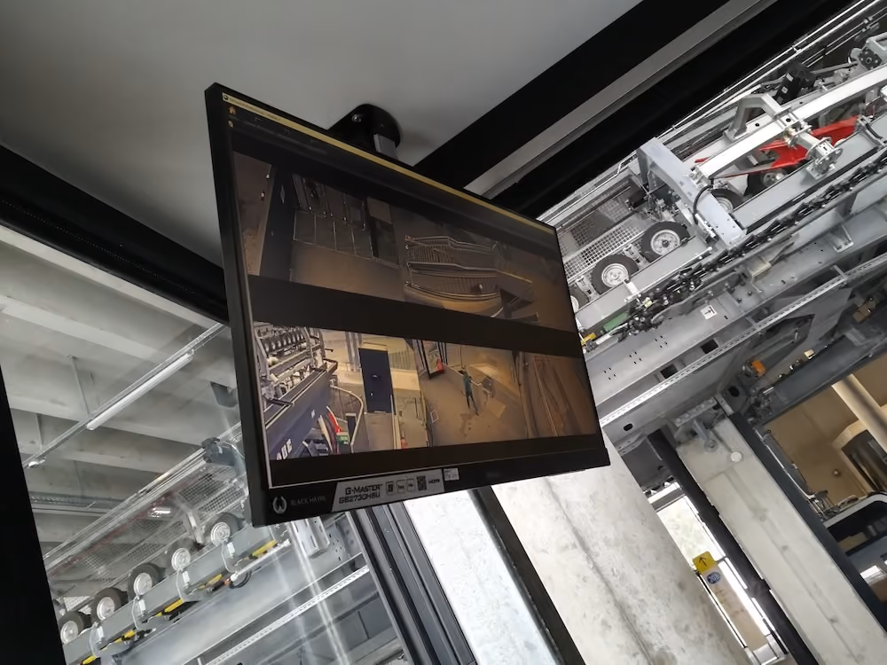 Überwachungsbildschirm mit mehreren Kameraperspektiven in der Seilbahnstation
