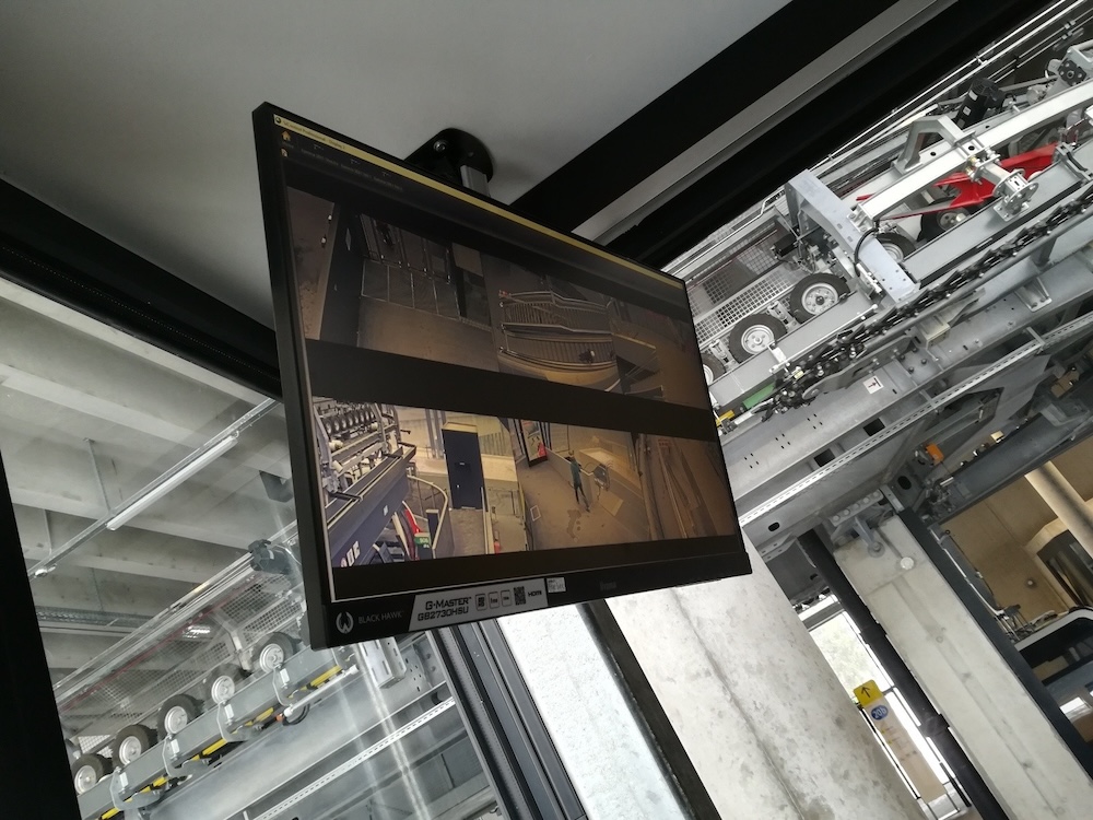 Überwachungsbildschirm mit mehreren Kameraperspektiven in der Seilbahnstation