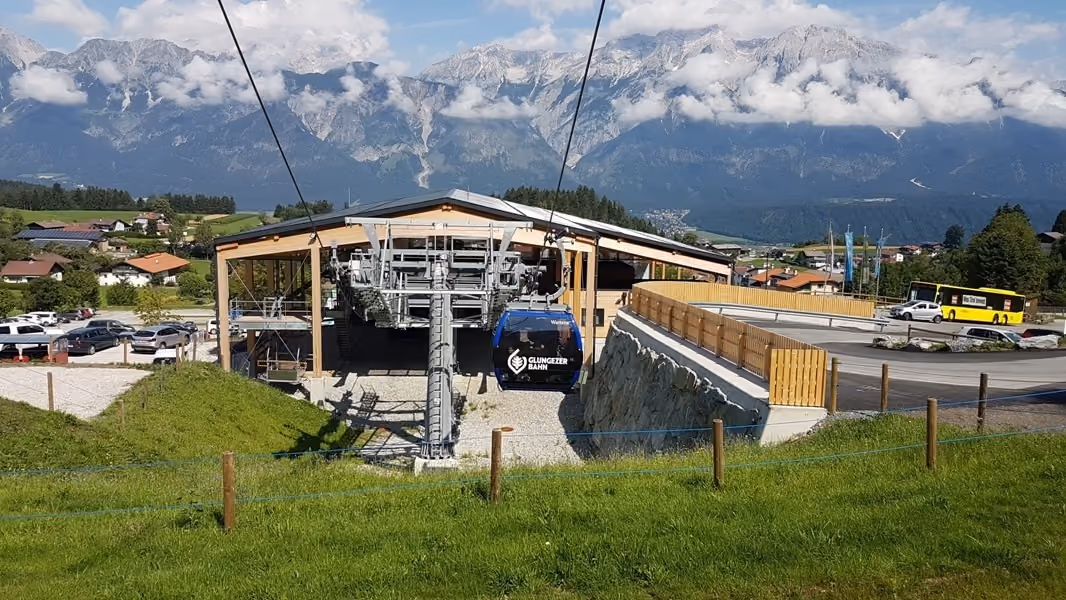 Talstation der Glungezerbahn mit Gondel vor alpiner Kulisse