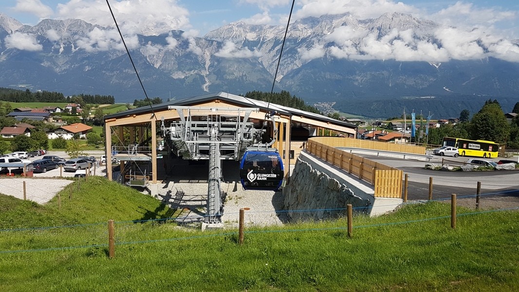 Talstation der Glungezerbahn mit Gondel vor alpiner Kulisse