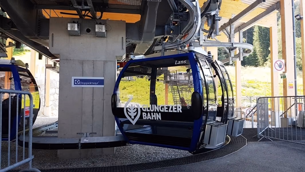 Glungezerbahn-Gondel im Einstiegsbereich mit „Doppelmayr“-Beschriftung