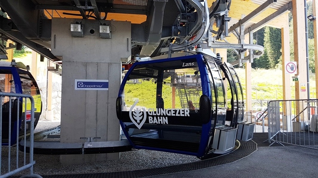Glungezerbahn-Gondel im Einstiegsbereich mit „Doppelmayr“-Beschriftung