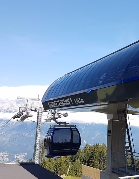 Gondel bei der Bergstation Glungezerbahn mit Höhenangabe „1.561 m“