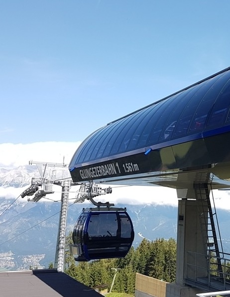 Gondel bei der Bergstation Glungezerbahn mit Höhenangabe „1.561 m“