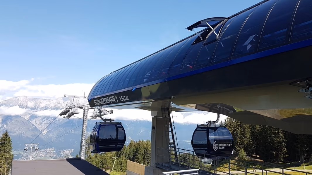 Gondel bei der Bergstation Glungezerbahn mit Höhenangabe „1.561 m“