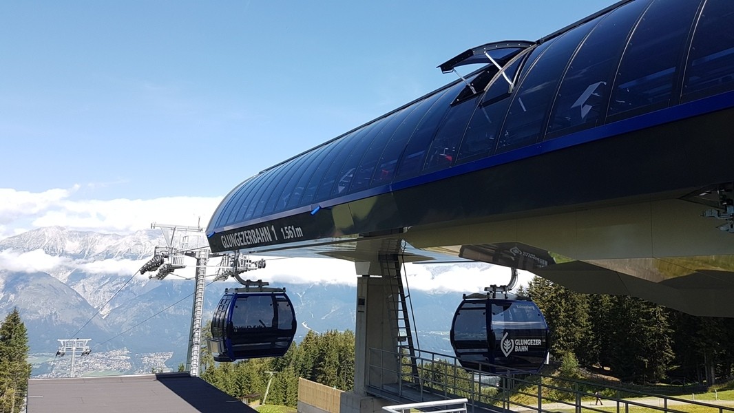 Gondel bei der Bergstation Glungezerbahn mit Höhenangabe „1.561 m“