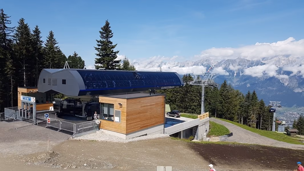 Bergstation Glungezerbahn auf 1.560 m mit Blick ins Inntal