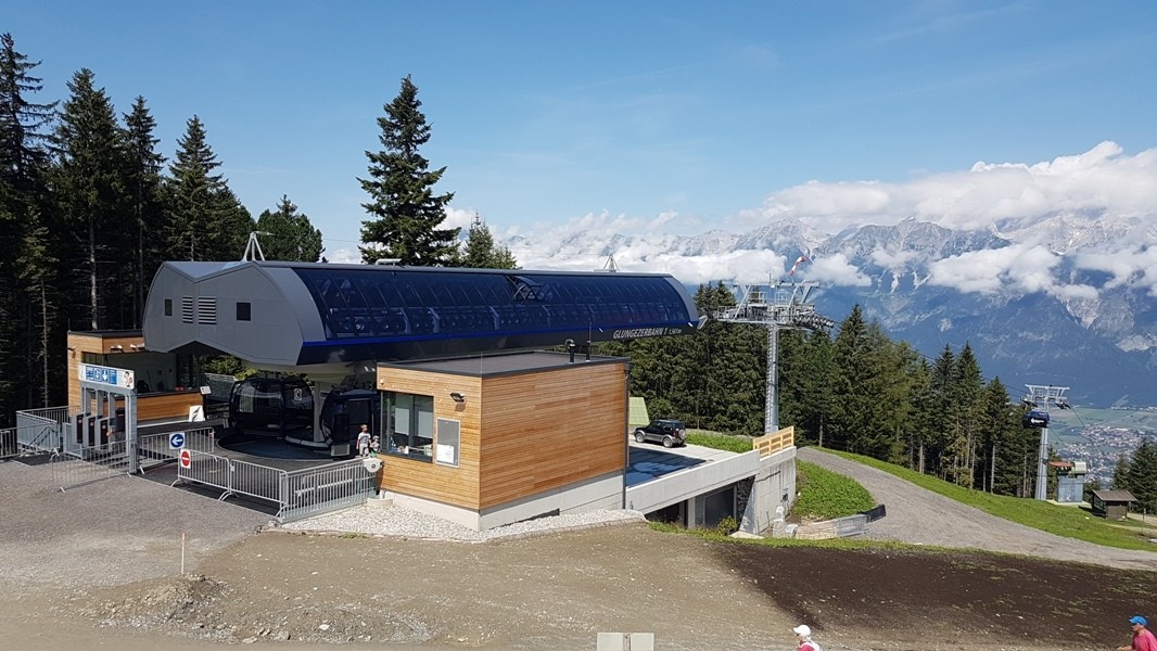 Bergstation Glungezerbahn auf 1.560 m mit Blick ins Inntal