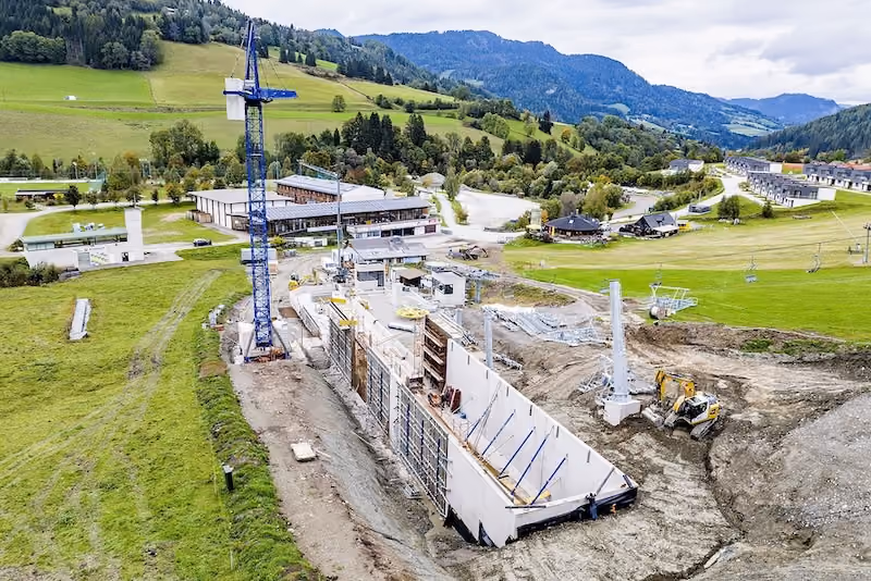Baustelle der Talstation der Ski Grebenzen Bahn mit Kran und Schalung