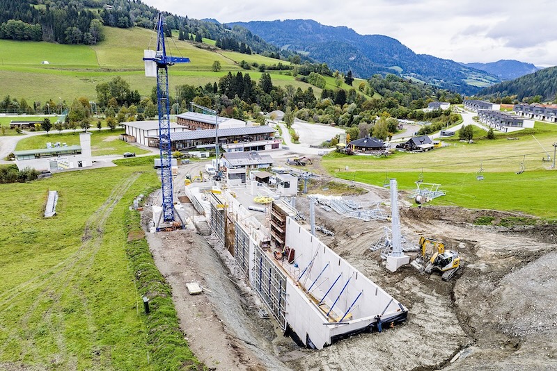Baustelle der Talstation der Ski Grebenzen Bahn mit Kran und Schalung