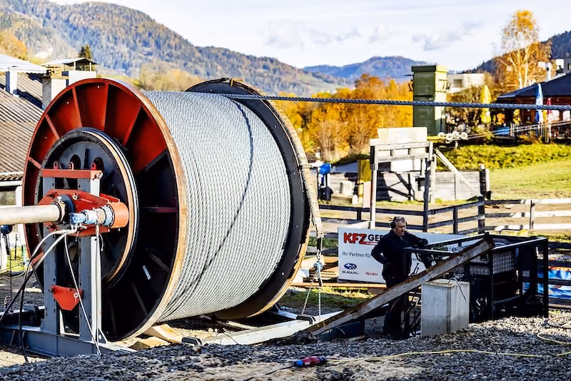Große Seiltrommel bei der Montage der Ski Grebenzen Bahn im Herbst