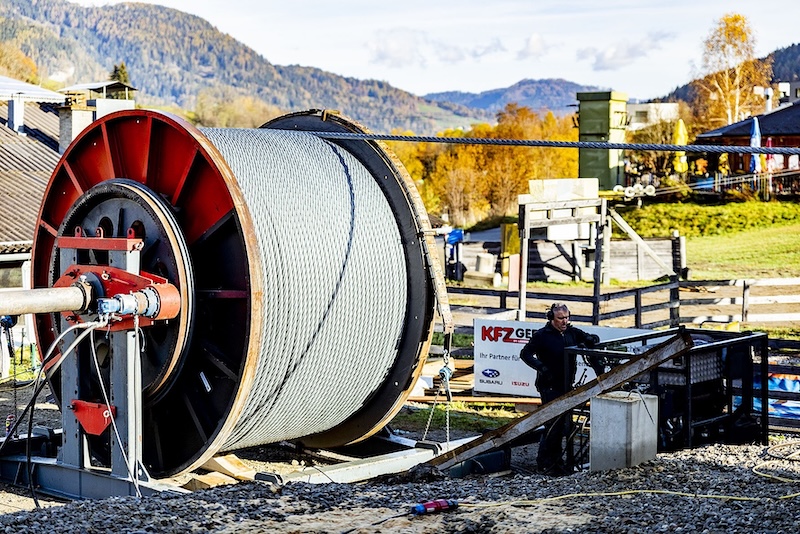 Große Seiltrommel bei der Montage der Ski Grebenzen Bahn im Herbst