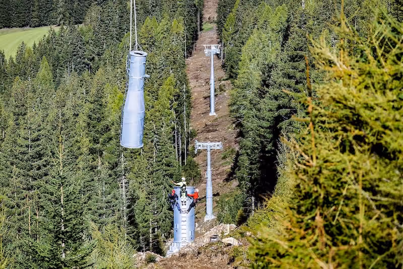Stützenmontage der neuen Lifttrasse im Wald bei St. Lambrecht