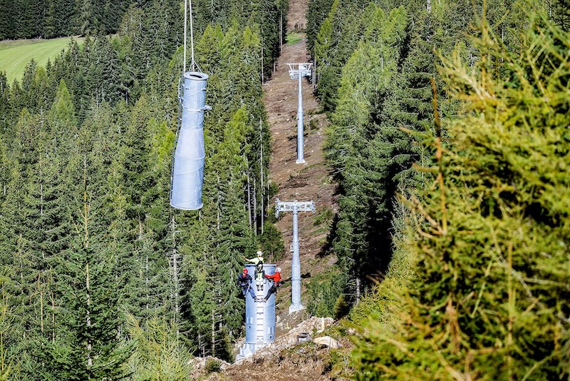 Stützenmontage der neuen Lifttrasse im Wald bei St. Lambrecht