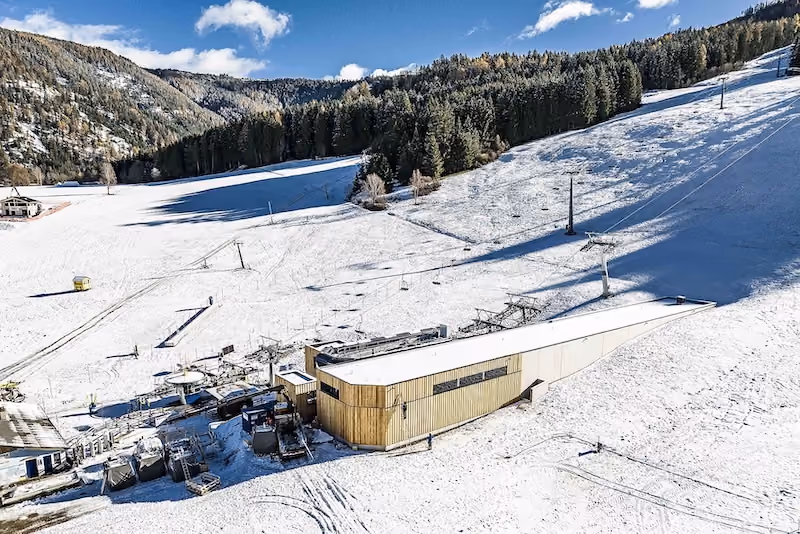 Verschneite Bergstation der Ski Grebenzen Bahn mit umgebendem Wald