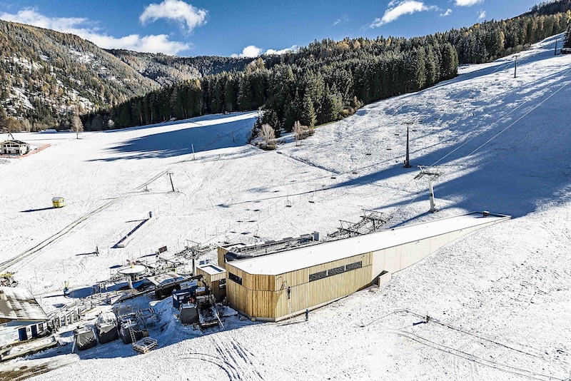 Verschneite Bergstation der Ski Grebenzen Bahn mit umgebendem Wald