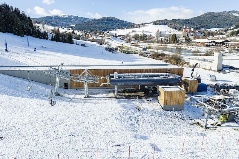 Talstation der Ski Grebenzen Bahn in St. Lambrecht im verschneiten Gelände