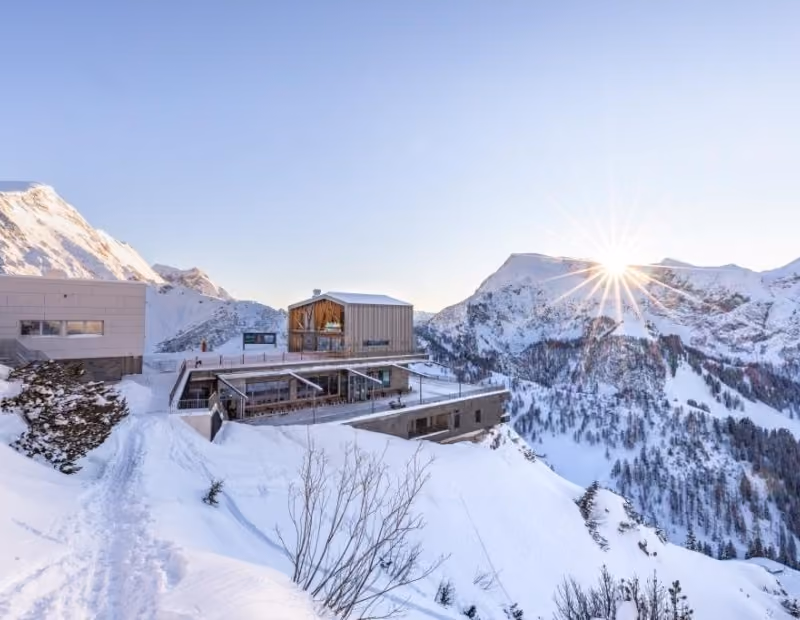 Bergstation der Jennerbahn im Schnee bei Sonnenaufgang.