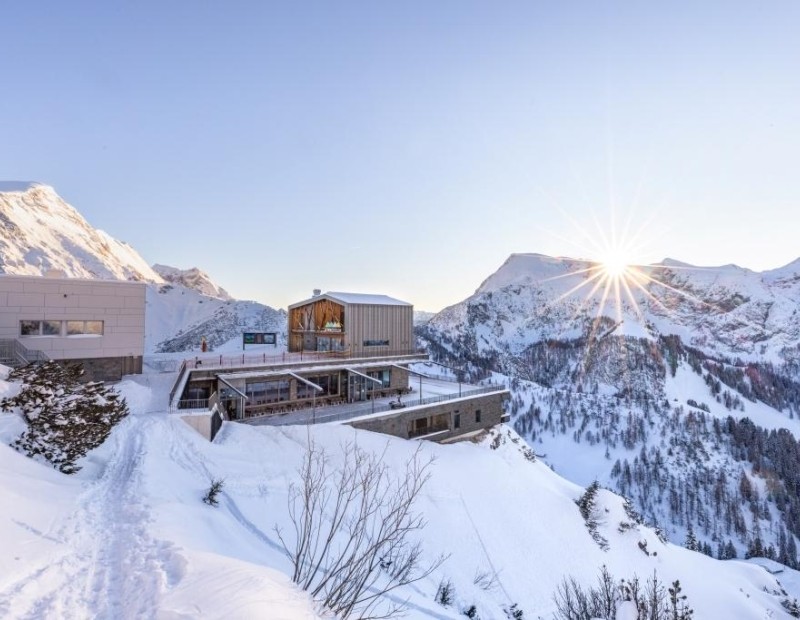 Bergstation der Jennerbahn im Schnee bei Sonnenaufgang.