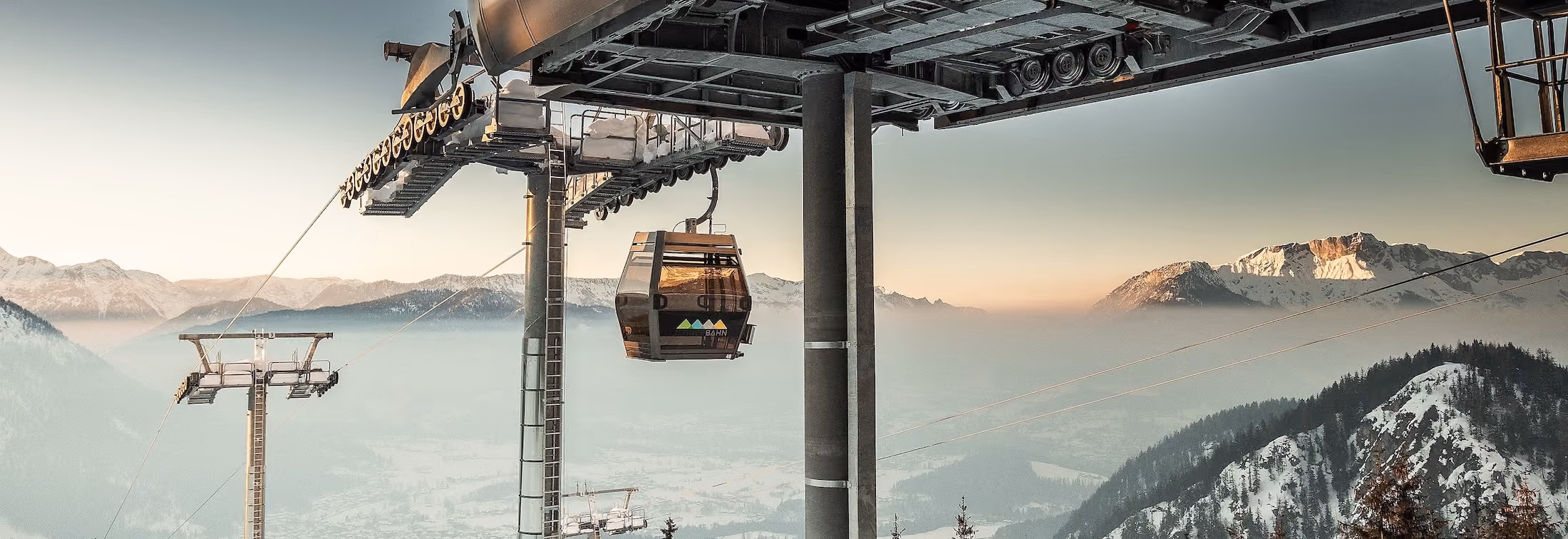 Gondel der Jennerbahn über dem Nebelmeer bei Sonnenuntergang