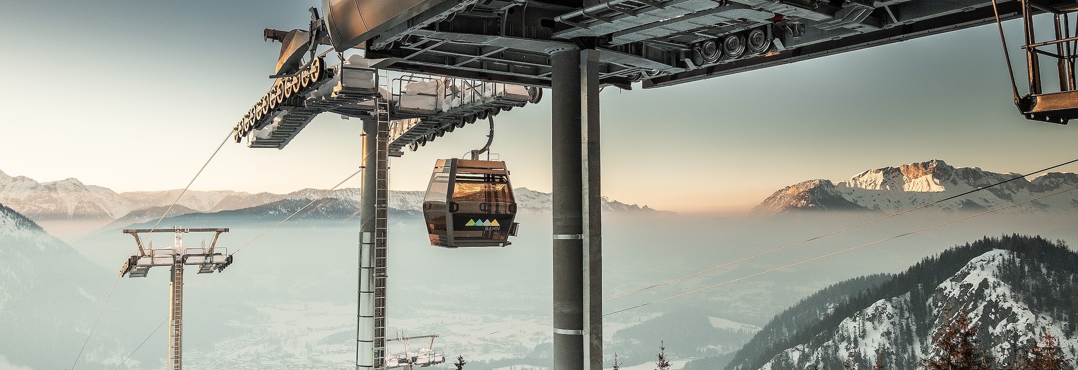 Gondel der Jennerbahn über dem Nebelmeer bei Sonnenuntergang