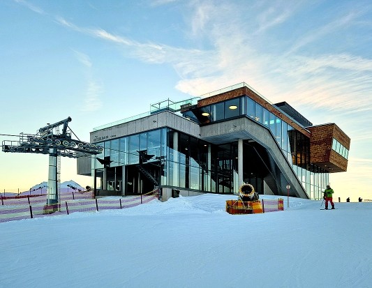 Moderne Bergstation der Kieserlbahn im Abendlicht