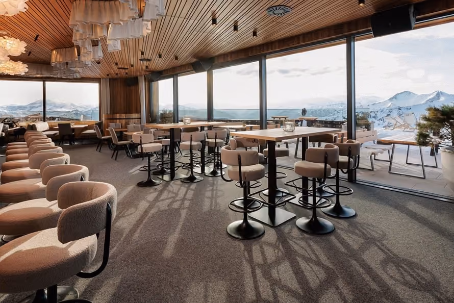 Stylisches Bergrestaurant mit Panoramafenstern