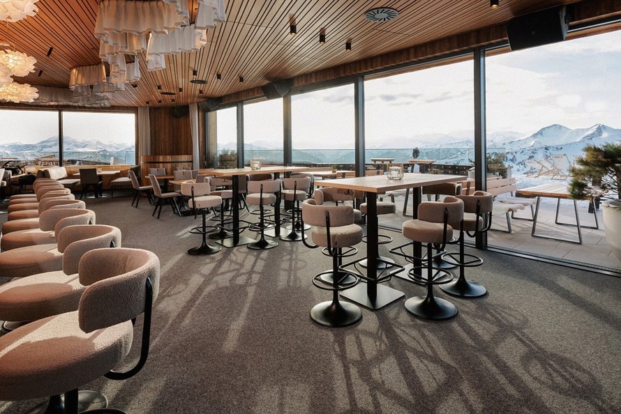Stylisches Bergrestaurant mit Panoramafenstern