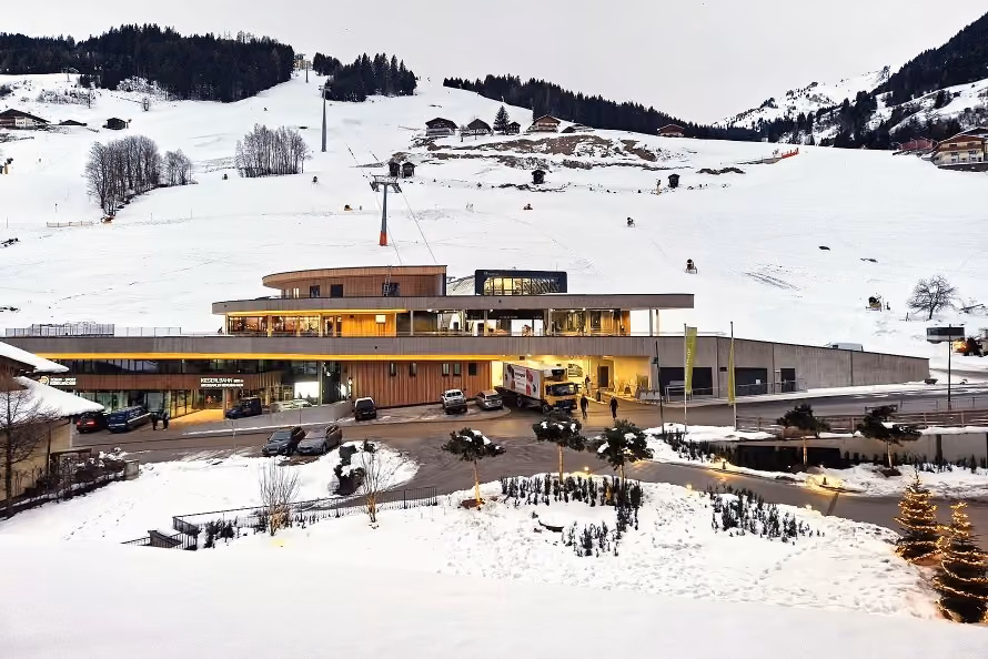 Moderne Talstation der Kieserlbahn mit Hotel und Parkplatz