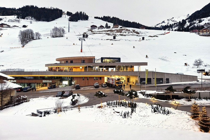 Moderne Talstation der Kieserlbahn mit Hotel und Parkplatz