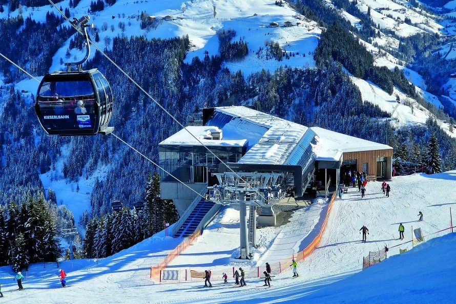 Gondel der Kieserlbahn über einer belebten Piste