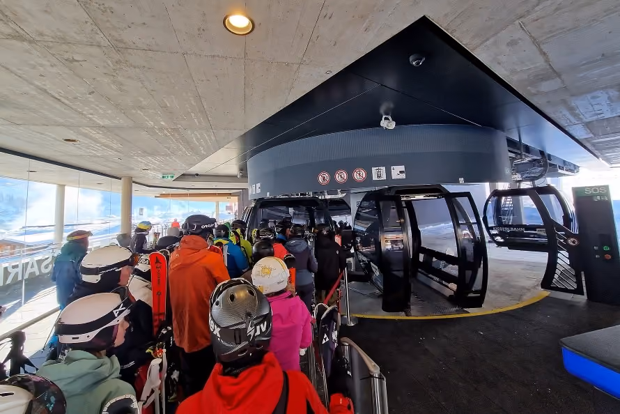 Skitouristen beim Einstieg in die Gondel der Kieserlbahn