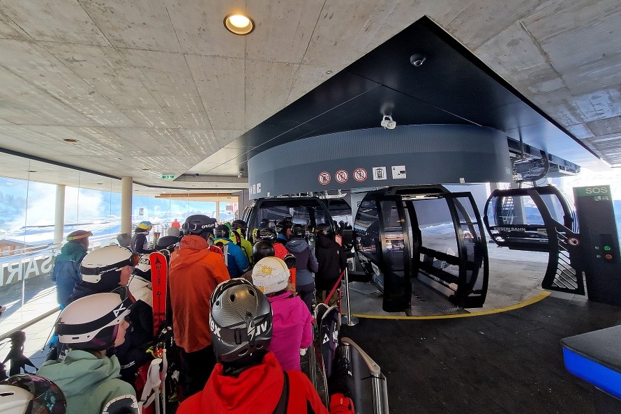 Skitouristen beim Einstieg in die Gondel der Kieserlbahn