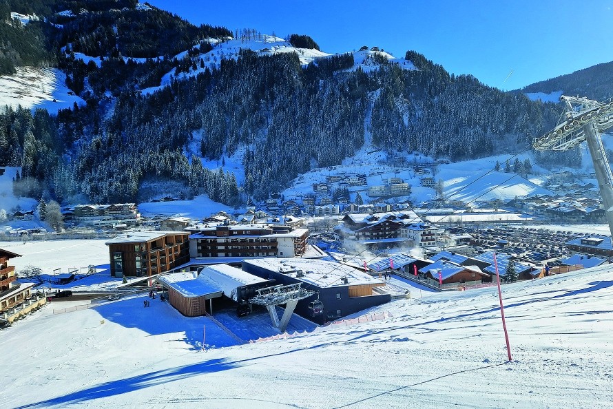 Blick auf die Talstation der Kieserlbahn im Winter