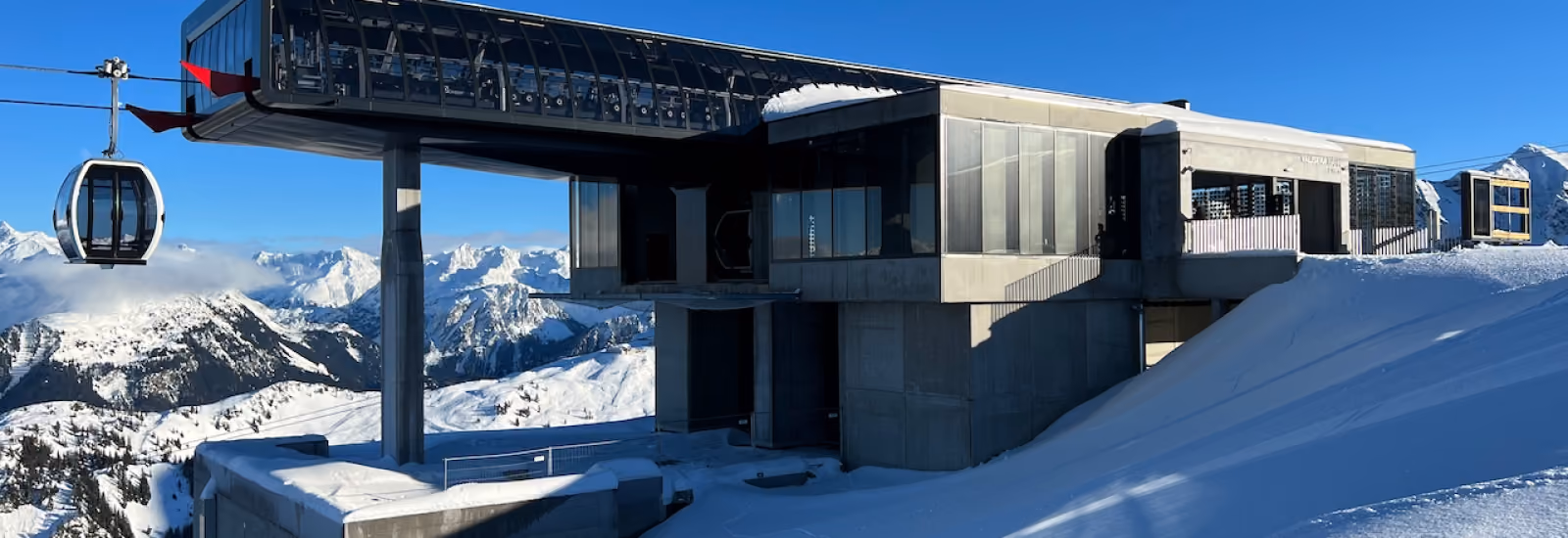 Valisera Bahn Bergstation mit Panoramablick auf die Alpen