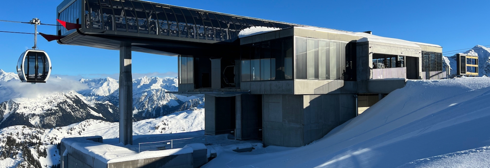 Valisera Bahn Bergstation mit Panoramablick auf die Alpen