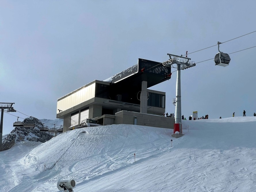 Moderne Architektur der Valisera Bergstation in schneebedeckter Landschaft.
