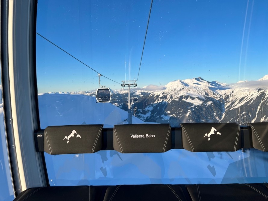 Panoramablick aus der Gondel der Valisera Bahn auf verschneite Berglandschaft