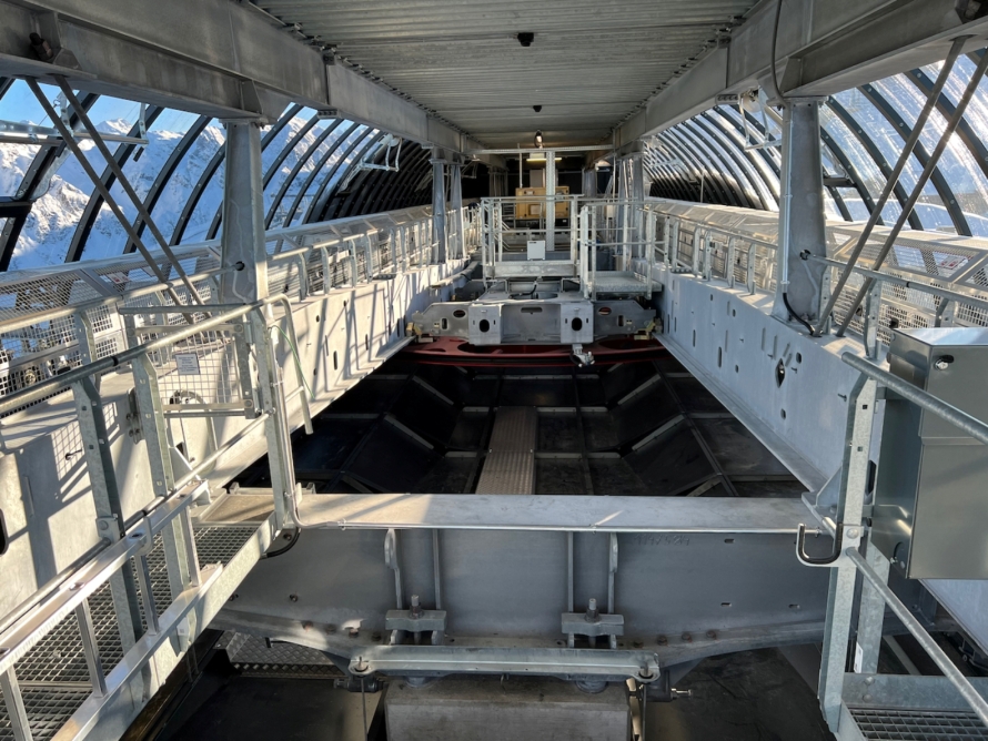 Technikraum der Seilbahn mit metallischer Infrastruktur und Blick ins System